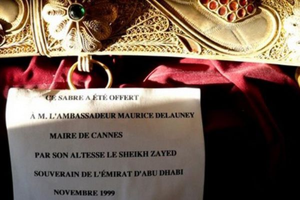 Ce sabre offert en novembre 1999 au maire de Cannes est mis à prix 130 euros. 