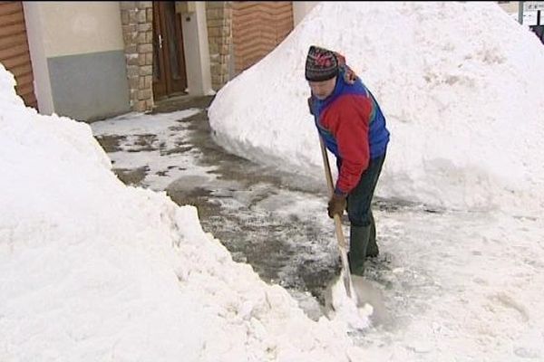 Deux heures tous les matins pour dégager ses deux garages....