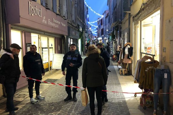 Dans un immeuble d'habitations situé dans l'artère commerciale de la Ciotat, une partie de l'intérieur du bâtiment s'est effondrée, ne causant aucun blessé.