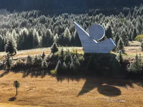 Le monument national de la résistance trône sur le plateau des Glières, en Haute-Savoie, en hommage au combat des maquisards.