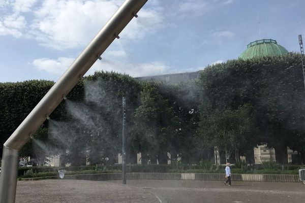 Les brumisateurs installés place de la République.