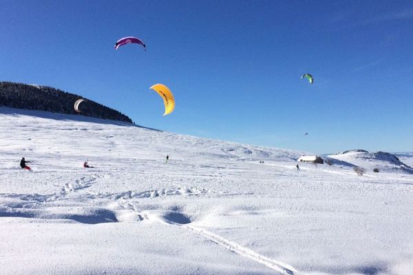 Un beau manteau neigeux, du vent et le soleil de retour, les conditions idéales pour les snowkitters du spot des Estables. La station de ski de Haute Loire reprend son souffle après de longues semaines sans neige. Ski alpin et ski de fond, toutes les pistes du domaine sont ouvertes. 