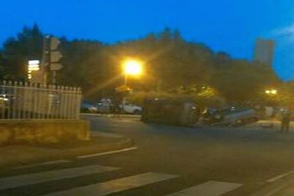 Roquemaure (Gard) - 21h, samedi soir, 2 voitures vandalisées sur la place principale de la ville par une bande de 40 jeunes - 26 juillet 2014.