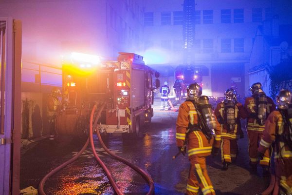 L'incendie s'est déclaré dimanche soir dans cet entrepôt de Marseille.