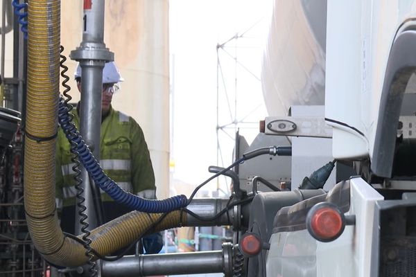 En Île-de-France, des camions poubelles qui roulent grâce à de l'huile de friture