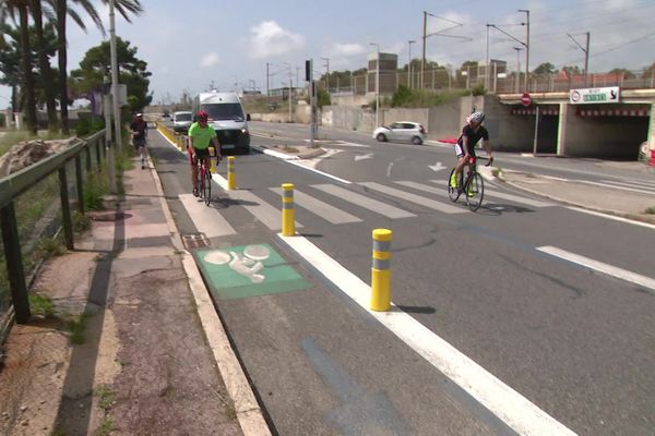 La piste cyclable provisoire entre Antibes et Villeneuve-Loubet est parfois étroite.