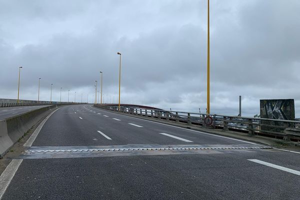 Le pont de Cheviré à Nantes en cours de déblocage par les agriculteurs, le 1e février 2024