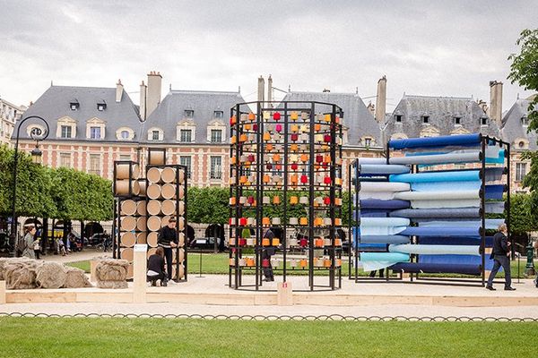 La place des Vosges somptueux écrin pour présenter le lin, une installation du designer Philippe Nigro