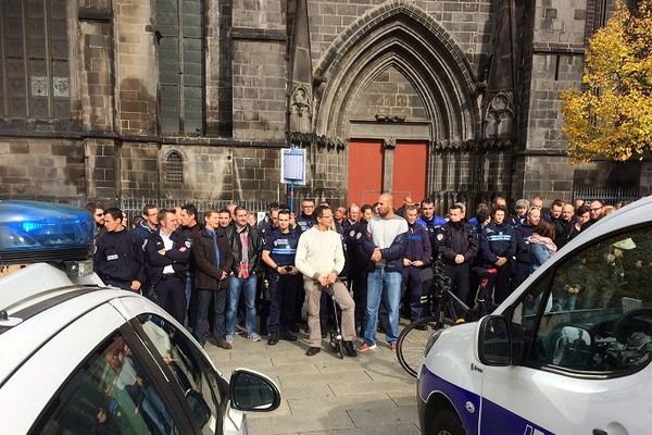 Les policiers clermontois ont reçu le soutien de pompiers en civil lors de leur rassemblement du 25 octobre Place de la Victoire.