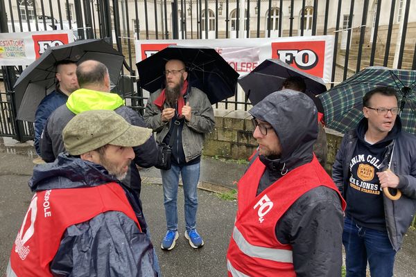 Les agents du service de l'État civil de la mairie de Nantes devant les grilles de la mairie