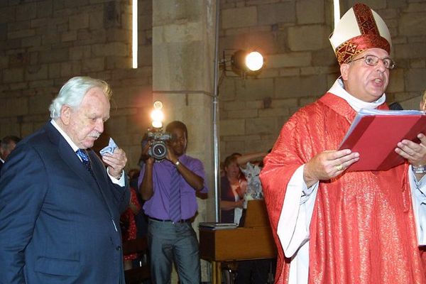 ILLUSTRATION - Office religieux célébré par Monseigneur Lacrampe en 2003 à Lucciana, en présence du prince Rainier de Monaco.