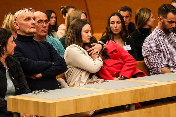 La famille de Victorine Dartois sur les bancs de la cour d'assises de l'Isère lors de l'ouverture du procès de Ludovic Bertin, le 25 novembre 2024, pour le meurtre de l'étudiante de 18 ans.