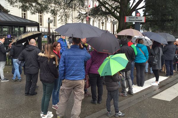 Rassemblement en soutien à Genci devant la préfecture de Haute-Savoie 