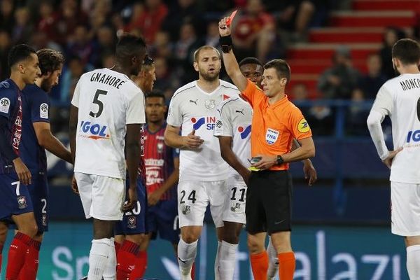 A la 69ème minute de jeu, l’arbitre Benoit Bastien a mis un second carton jaune, synonyme d’expulsion, au milieu amiénois Eddy Gnahoré.  