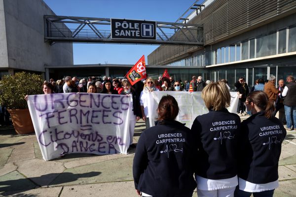 Manifestation contre la fermeture annoncée des urgences de nuit à l'hôpital de Carpentras, le 9 mars 2023.