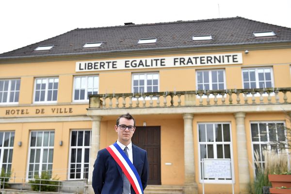 Le maire de Florange Rémy Dick avait indiqué qu'il votera pour le candidat du Rassemblement national Laurent Jacobelli plutôt que pour la candidate de gauche. Conséquence : il perd sa délégation à la culture au Conseil départemental dela Moselle.