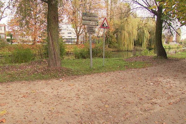 Le chemin de halage du canal de Roubaix, non loin du Burger King et du Centrakor de Marcq-en-Barœul.