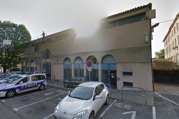 Un individu de 19 ans s'est rebellé en pleine audition au commissariat de Police de Bagnols-sur-Cèze (Gard) ce mardi 15 mars, faisant trois blessés chez les policiers.