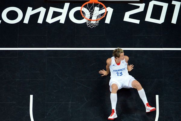 Élodie Gaudin avec l'équipe de France féminine de basket aux JO de Londres en 2012.