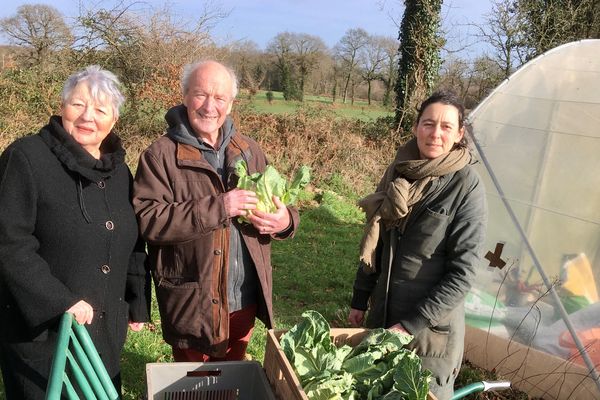 Morgan Ody (à droite) fournit des légumes à 42 familles à coté de Auray (56)