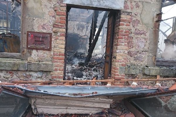 Le bâtiment est une ancienne usine de textile