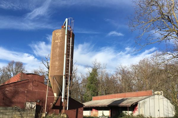 A Neuville, dans le Puy-de-Dôme, le projet d'extension d'une porcherie soulèvent des inquiétudes chez certains habitants.