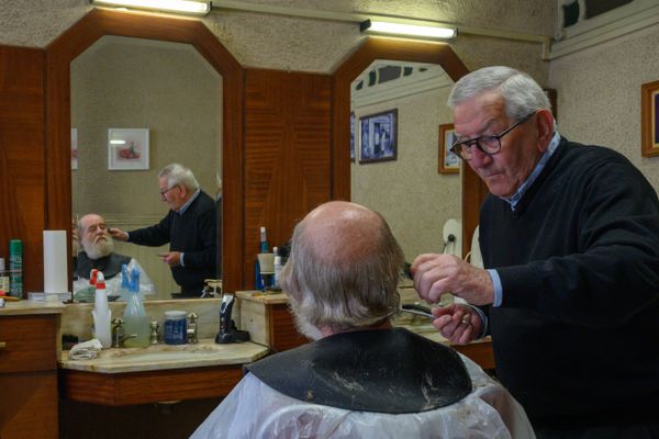 Roger Amilhastre, 90 ans, a repris le salon de coiffure de son père, ouvert en 1932.