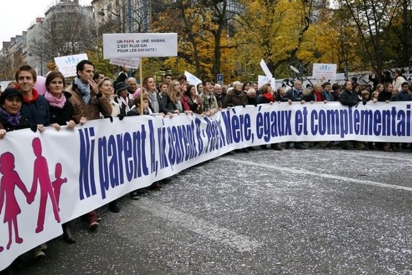 Plusieurs milliers d'opposants au mariage pour tous ont défilé de Denfert-Rochereau aux Invalides. 