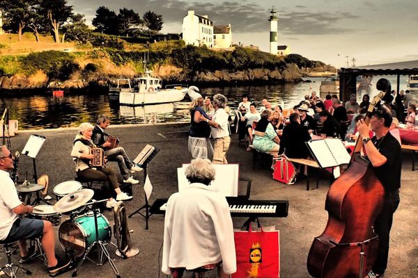 La Guinguette au bord de l'eau, à Doëlan (29). (crédit photo : Max Letofu)