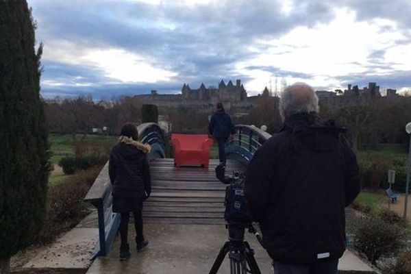 Le fauteuil rouge de Vira Lenga dans le décor du tournage 