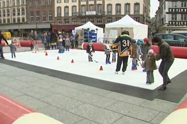 La patinoire installée au centre de la Place Kléber