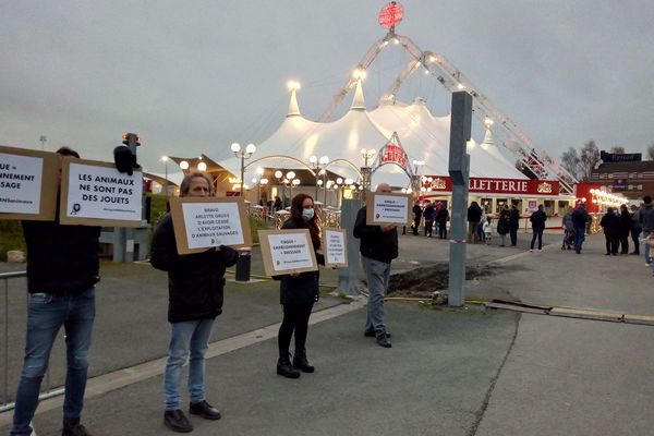 Sur l'une des pancartes, on peut lire : "Merci Arlette Gruss d'avoir cessé l'exploitation d'animaux sauvages".