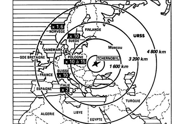 Reproduction d'une carte illustrant les différentes zones touchées par les retombées radioactives de l'explosion du réacteur No 4 de la centrale nucléaire de Tchernobyl, le 26 avril 1986, le plus grave accident nucléaire du XX siècle.