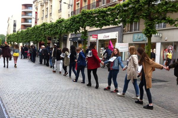 Les manifestants formaient une chaîne humaine pour traverser le centre-ville d'Amiens, le 25 mai 2016.