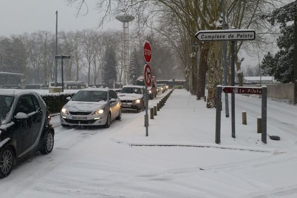 La circulation est très compliquée ce jeudi matin sur le boulevard du Cami Salié devant le Jaï-Alaï de Pau