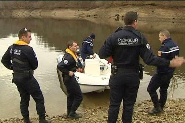 Le 28 janvier 2016, une équipe de plongeurs de la gendarmerie de Valence (Drôme) recherchent un pêcheur disparu au plan d'eau du barrage des Fades dans le Puy-de-Dôme.