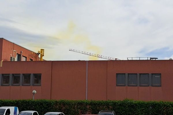 Des fumées jaunes s'échappent du site Pourquery à Lyon Gerland