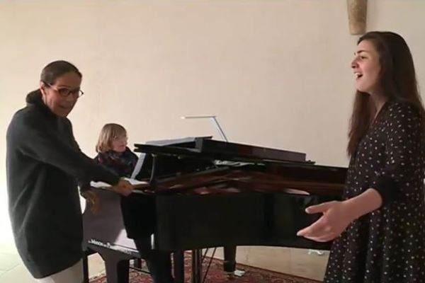 Béatrice Uria-Monzon avec l'une des six stagiaires de sa master class