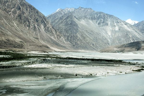 Vallée de la Nubra dans l'Himalaya, à la frontière du nord de l'Inde et de la Chine