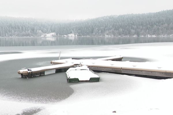 Au lac du Bouchet, en Haute-Loire, des tuyaux alimentent la commune du Bouchet-Saint-Nicolas en eau.