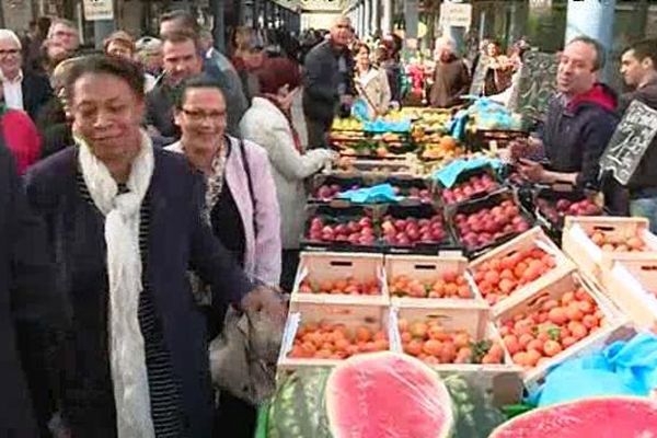 La secrétaire d'Etat à la Ville, Héléne Geoffroy au marché de Chenôve