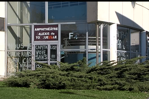 Depuis le 18 avril, l'amphithéâtre Alexis de Tocqueville, l'un des plus importants de l'université de Caen, est occupé par des opposants à la loi travail