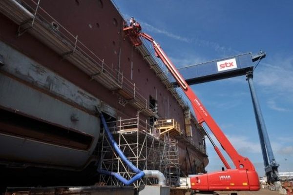 Construction d'un navire par le chantier naval STX France à Saint-Nazaire (Loire-Atlantique)