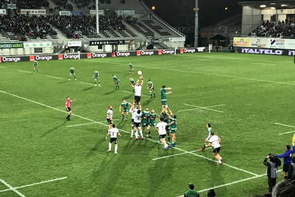 Saïd Hirèche tente de se saisir du ballon en haute altitude, à l'image de ce match plus que disputé.