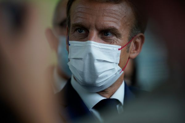 Emmanuel Macron achèvera sa deuxième journée à Marseille par la présentation de son rand plan d'investissement pour la ville, au cours d'une visite aux airs de campagne présidentielle