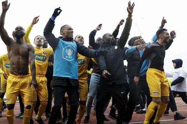 Les joueurs de Viry-Chatillon célèbrent leur victoire face au SCO Angers au stade Henri Longuet ce samedi 5 janvier 2019, en 32e de finale de Coupe de France.