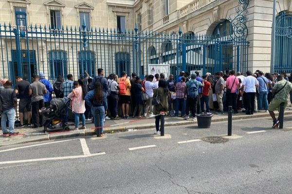 Fin septembre 2024, des étrangers patientent devant la sous-préfecture de Saint-Denis, dans l'espoir que leur dossier soit traité.