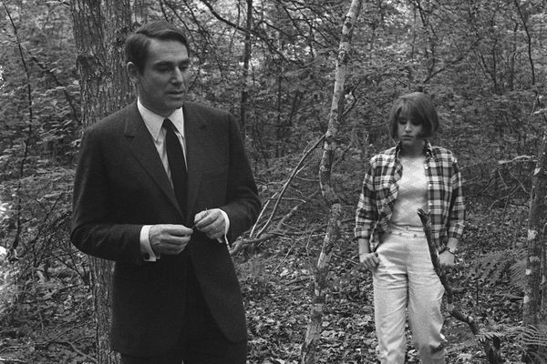 Robert Hossein et Julie Dassin tournent dans les bois d'Evreux une scène du film "La Musica" de Marguerite Duras et Paul Seban, en juin 1966.
