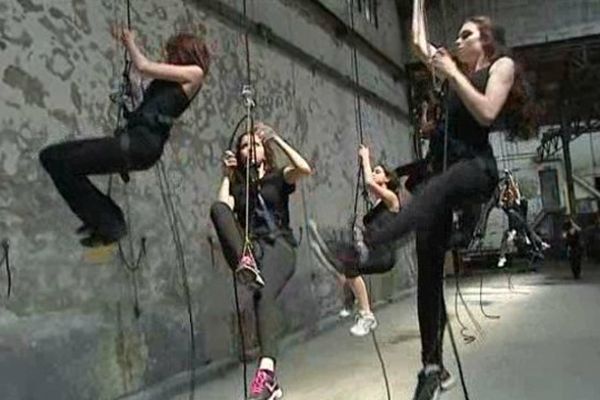 Cela ressemble à de l'escalade mais c'est de la danse aérienne. Un travail sur cordes et élastiques basé sur des techniques de spéléologie. De la voltige aérienne proposée par la compagnie Di-Helo. Qui, pour la première fois, ouvre ses portes aux jeunes à Thiers.