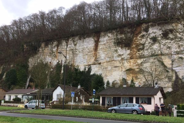 Ces maisons sont situées en contrebas de falaises fluviales menaçant de s'effondrer.